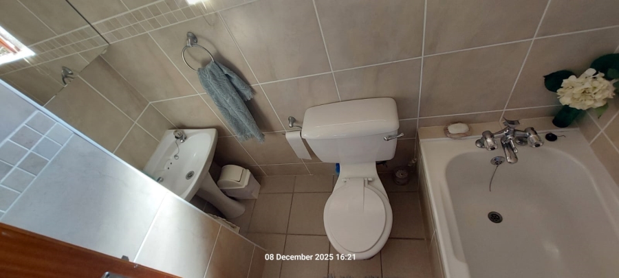 6 Bedroom Property for Sale in Wavecrest Eastern Cape